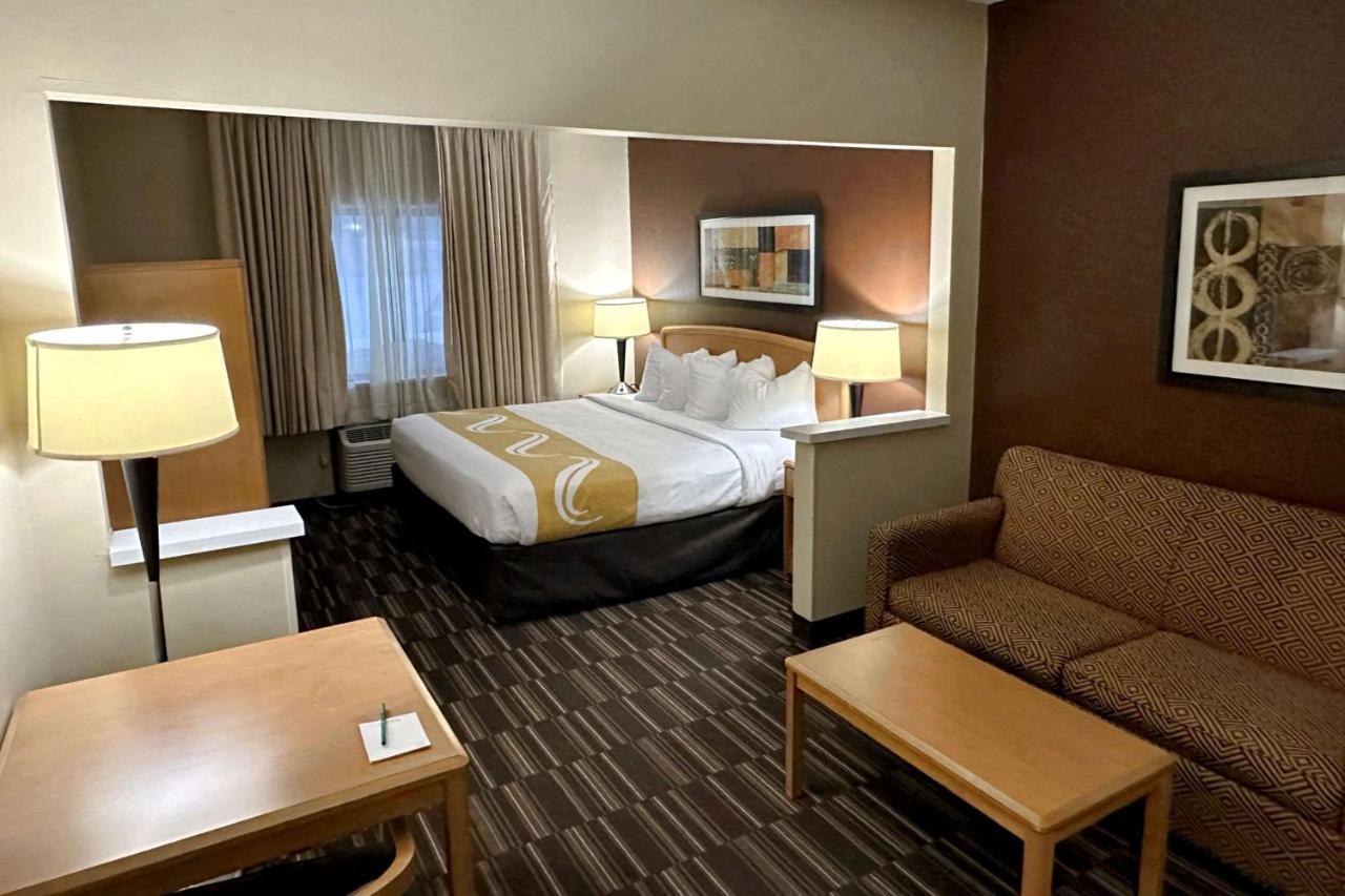 Quality Suites Near West Acres Fargo Buitenkant foto